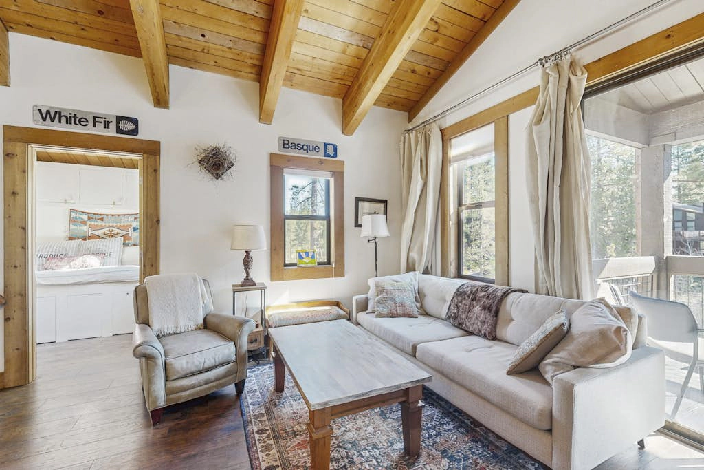 Cozy mountain condo with shared pool & hot tub access, balcony, and skiing nearby