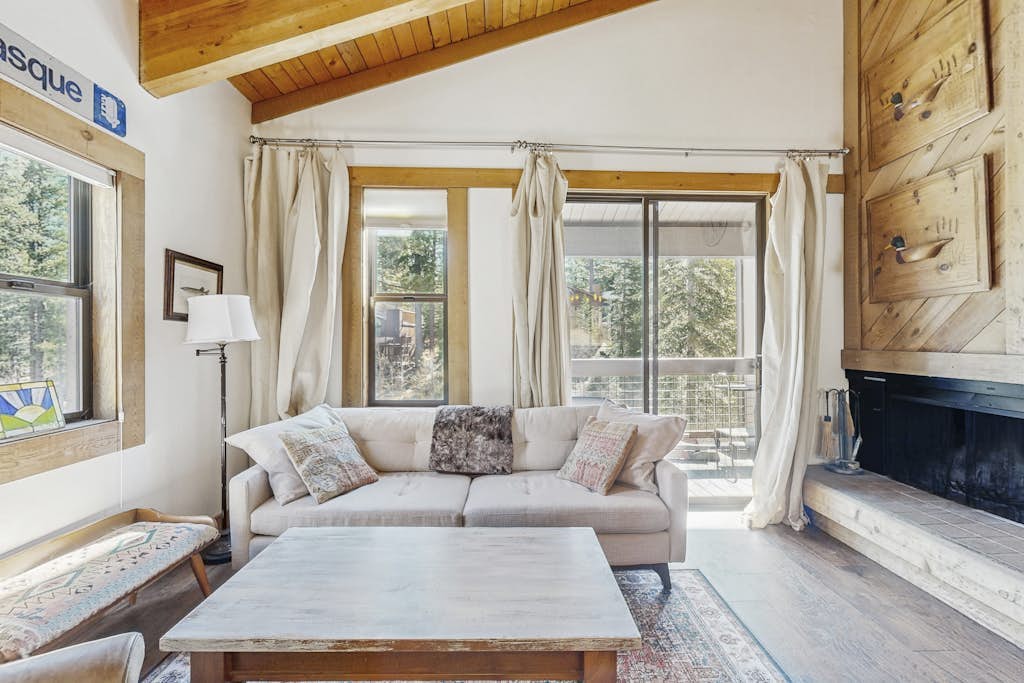 Cozy mountain condo with shared pool & hot tub access, balcony, and skiing nearby