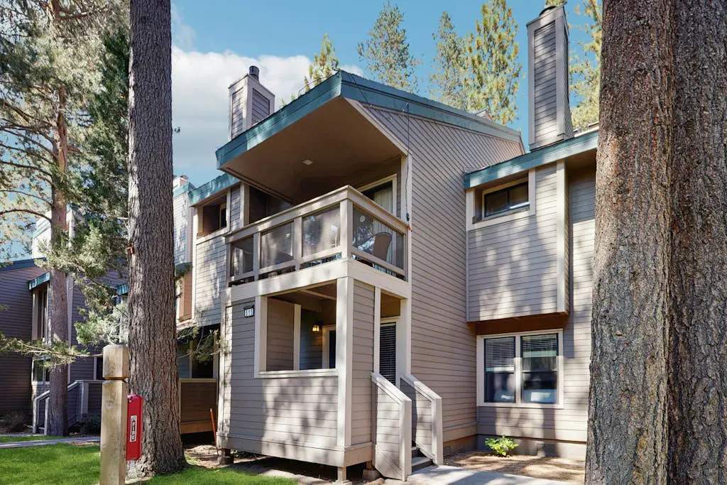 Three-Story Condo & Loft w Free WiFi, Gas Fireplace, Shared Pool, Hot Tub, & WD