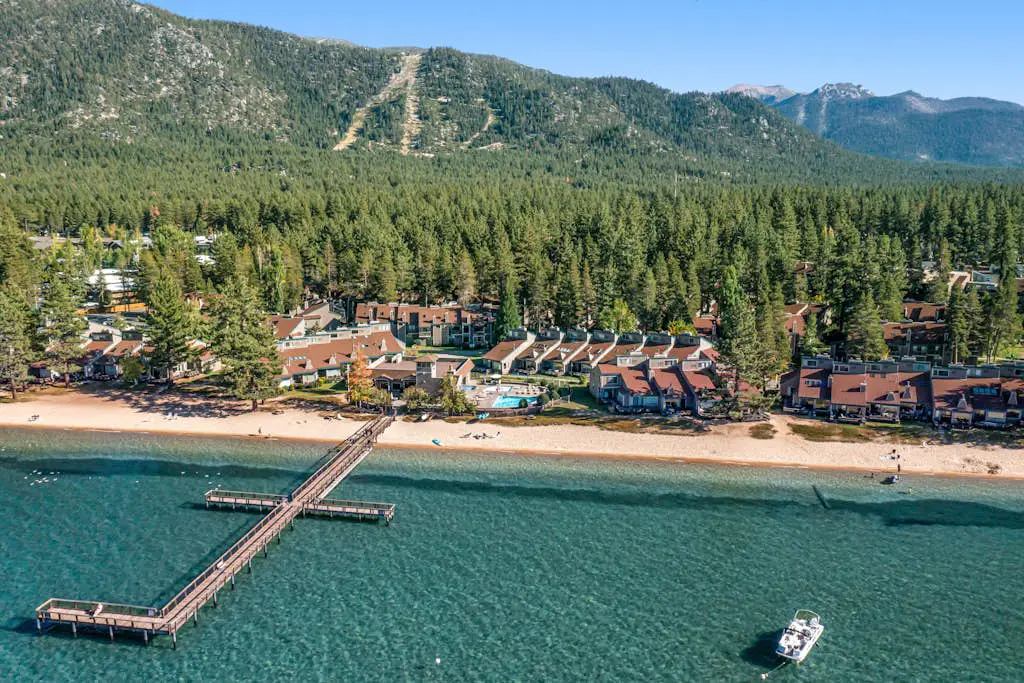 Three-Story Condo & Loft w Free WiFi, Gas Fireplace, Shared Pool, Hot Tub, & WD