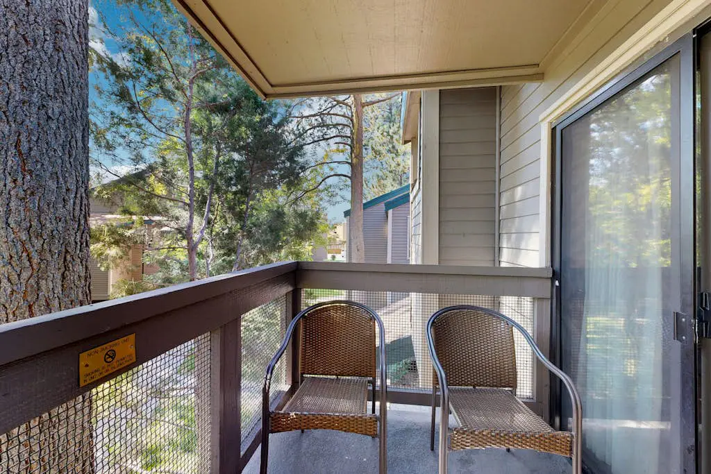 Three-Story Condo & Loft w Free WiFi, Gas Fireplace, Shared Pool, Hot Tub, & WD