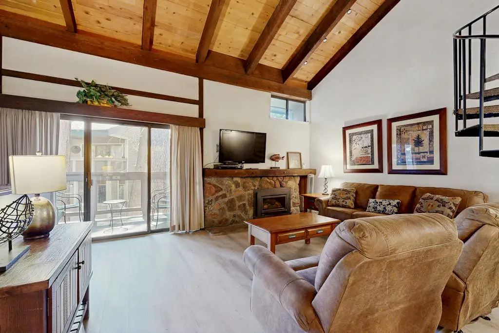 Three-Story Condo & Loft w Free WiFi, Gas Fireplace, Shared Pool, Hot Tub, & WD