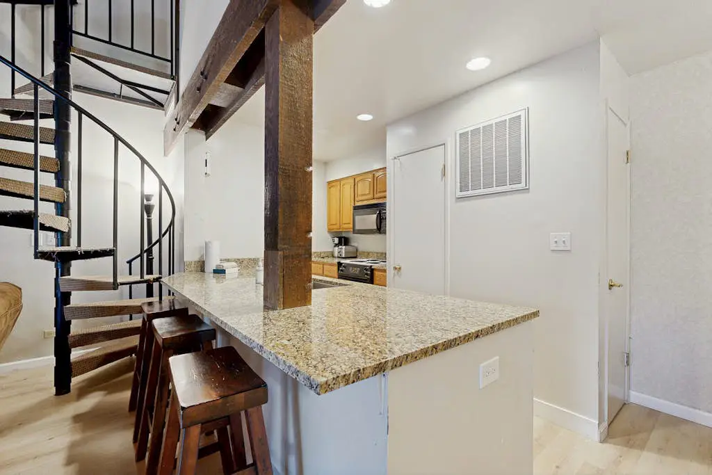 Three-Story Condo & Loft w Free WiFi, Gas Fireplace, Shared Pool, Hot Tub, & WD
