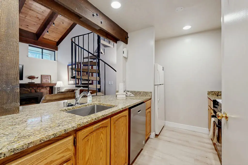 Three-Story Condo & Loft w Free WiFi, Gas Fireplace, Shared Pool, Hot Tub, & WD