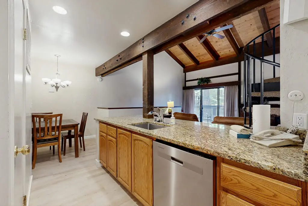 Three-Story Condo & Loft w Free WiFi, Gas Fireplace, Shared Pool, Hot Tub, & WD