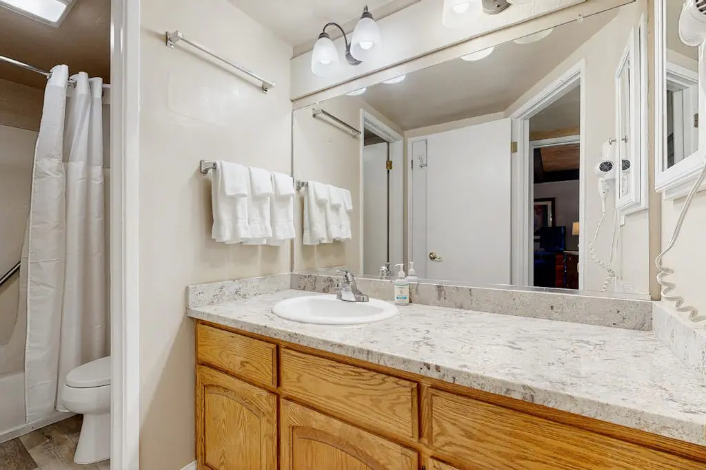 Three-Story Condo & Loft w Free WiFi, Gas Fireplace, Shared Pool, Hot Tub, & WD