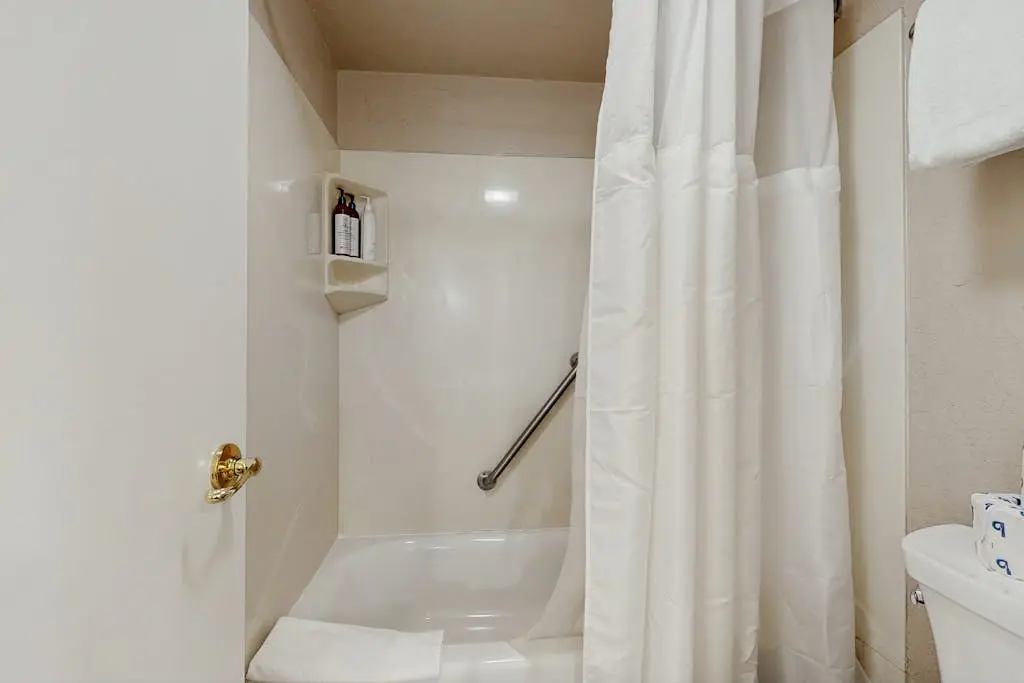 Three-Story Condo & Loft w Free WiFi, Gas Fireplace, Shared Pool, Hot Tub, & WD