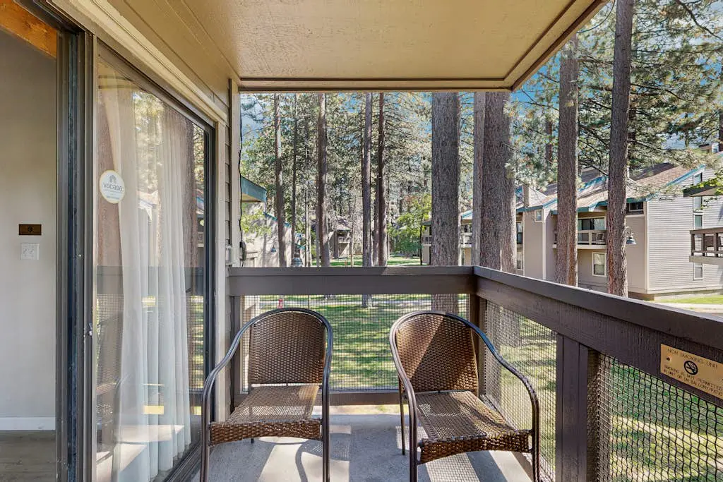 Three-Story Condo & Loft w Free WiFi, Gas Fireplace, Shared Pool, Hot Tub, & WD