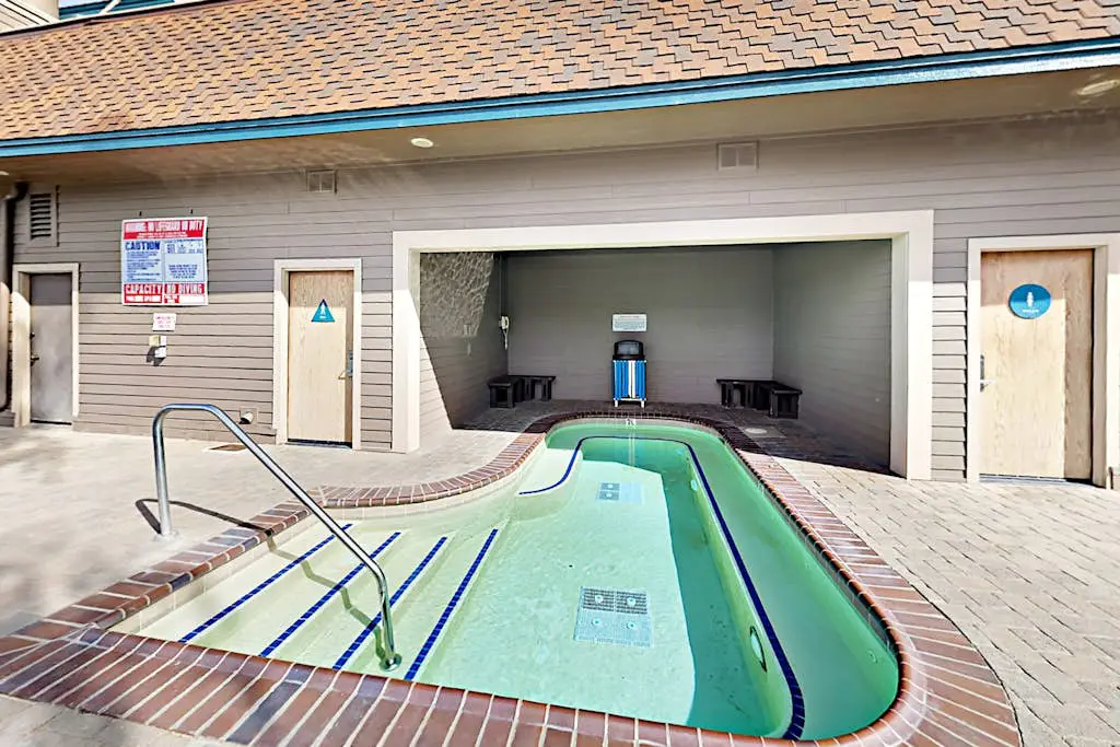 Three-Story Condo & Loft w Free WiFi, Gas Fireplace, Shared Pool, Hot Tub, & WD