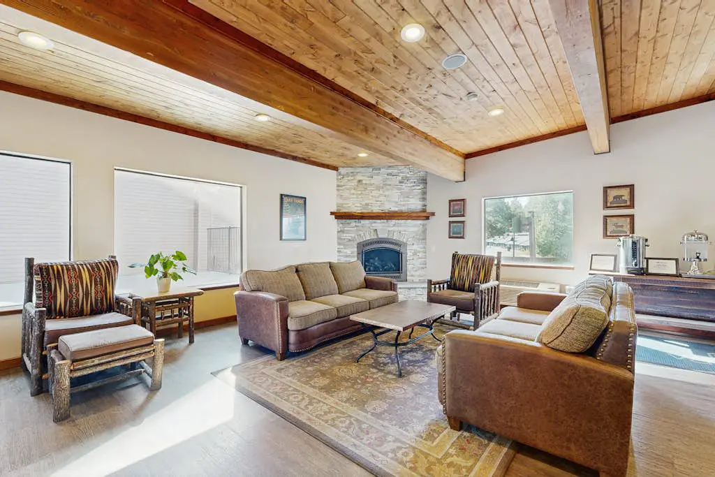 Three-Story Condo & Loft w Free WiFi, Gas Fireplace, Shared Pool, Hot Tub, & WD