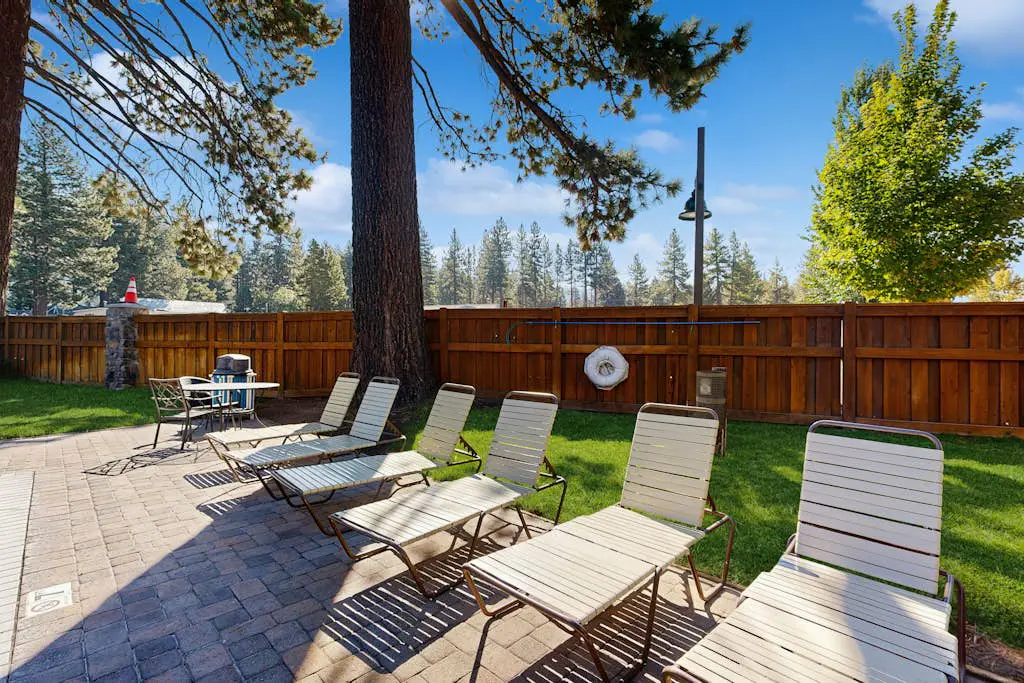 Three-Story Condo & Loft w Free WiFi, Gas Fireplace, Shared Pool, Hot Tub, & WD