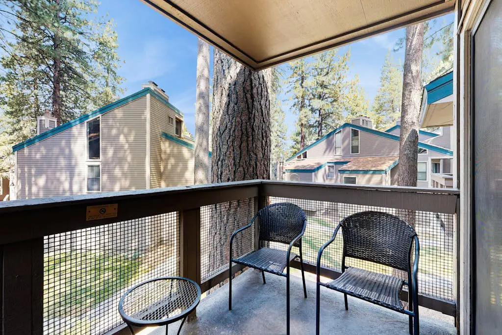 Lakefront Oasis Near the Slopes w Shared Pool & Hot Tub, Beach Access & WiFi