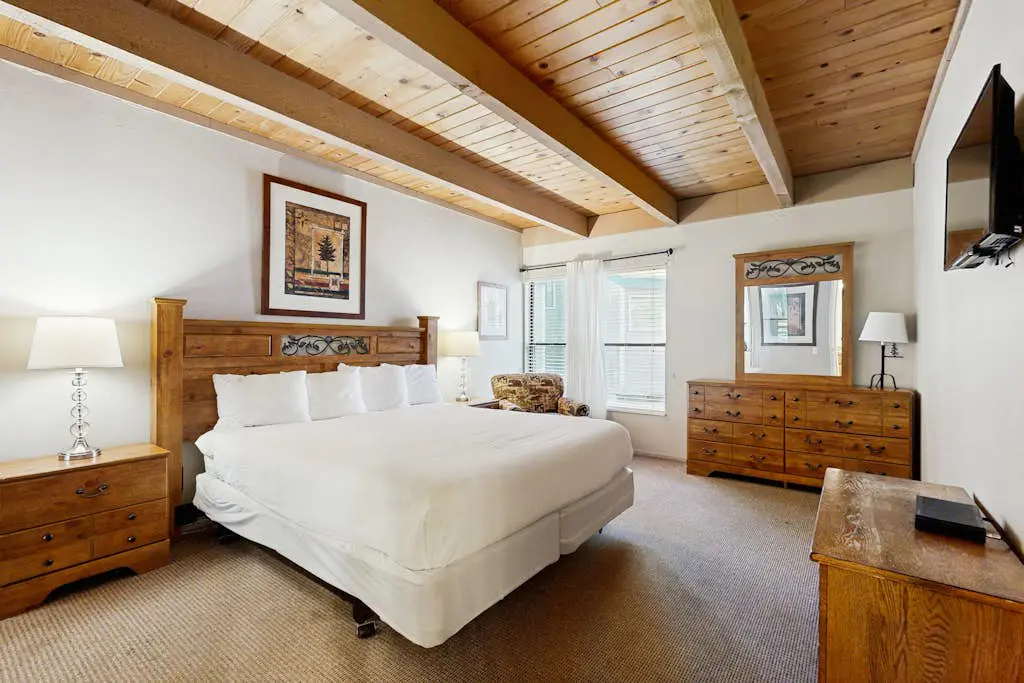 Lakefront Oasis Near the Slopes w Shared Pool & Hot Tub, Beach Access & WiFi