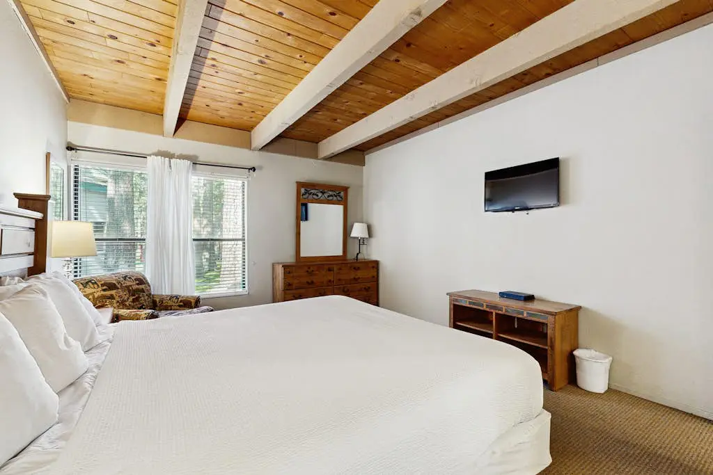 Lakefront Oasis Near the Slopes w Shared Pool & Hot Tub, Beach Access & WiFi