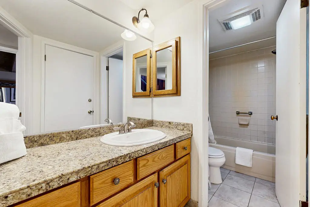 Lakefront Oasis Near the Slopes w Shared Pool & Hot Tub, Beach Access & WiFi