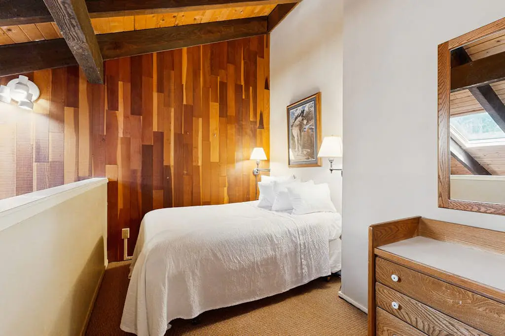 Lakefront Oasis Near the Slopes w Shared Pool & Hot Tub, Beach Access & WiFi