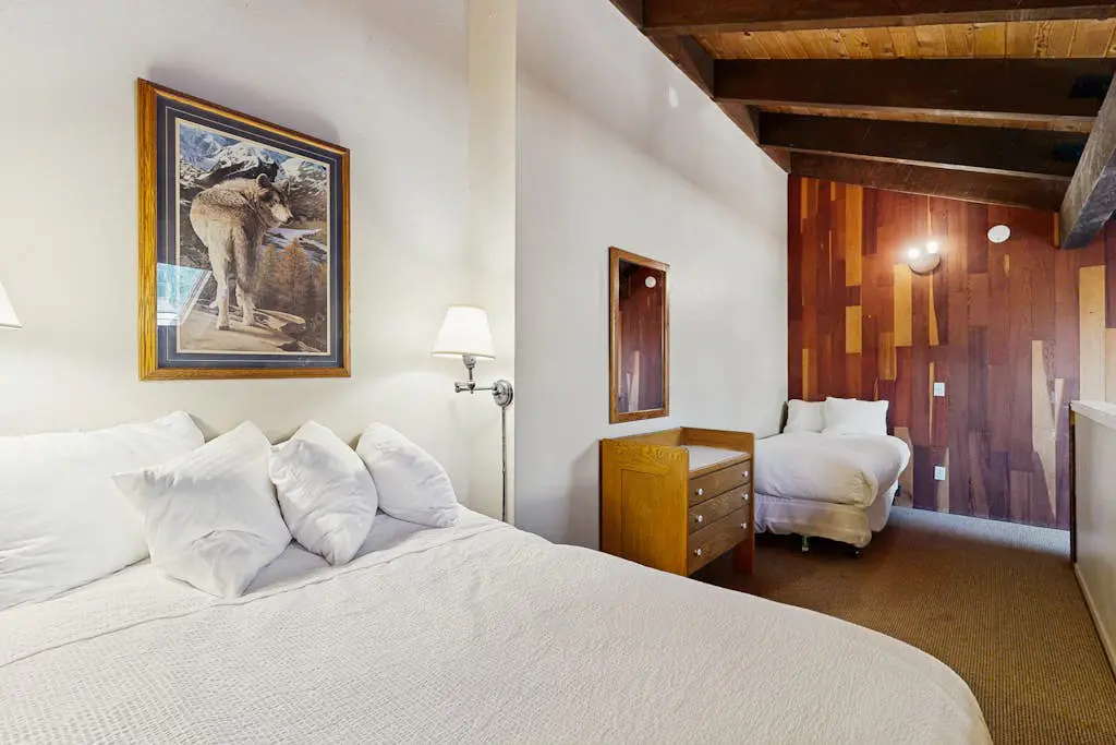 Lakefront Oasis Near the Slopes w Shared Pool & Hot Tub, Beach Access & WiFi