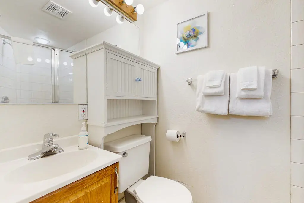 Lakefront Oasis Near the Slopes w Shared Pool & Hot Tub, Beach Access & WiFi