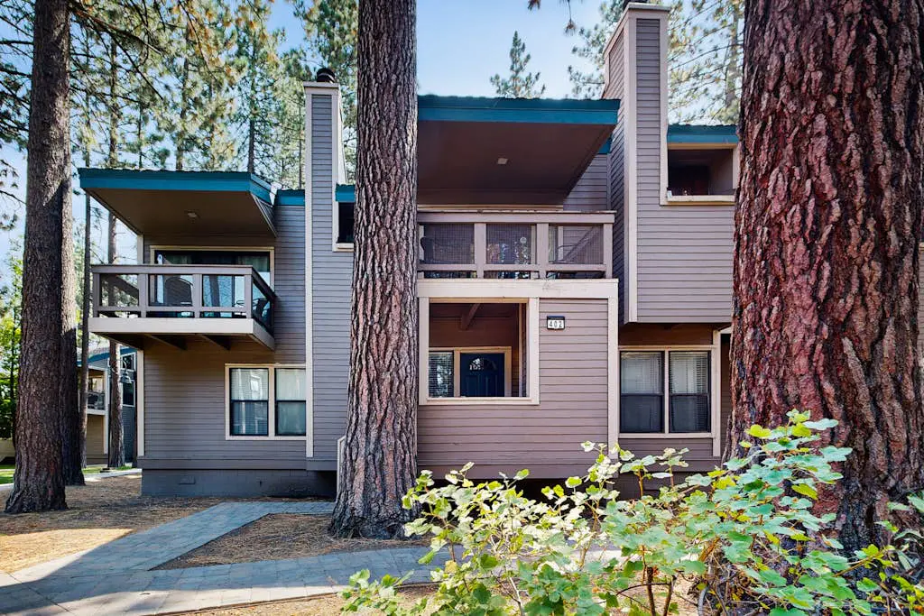 Lakefront Oasis Near the Slopes w Shared Pool & Hot Tub, Beach Access & WiFi