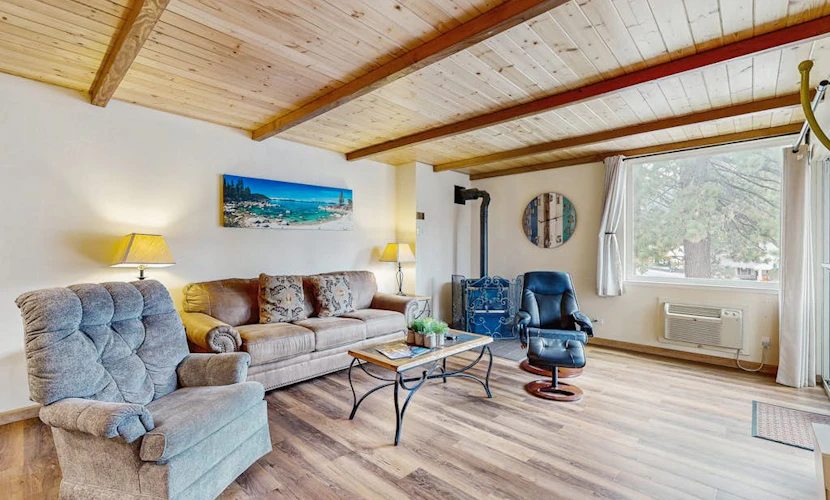 Modern condo on the lake with pool, hot tub & balcony - short walk to the beach