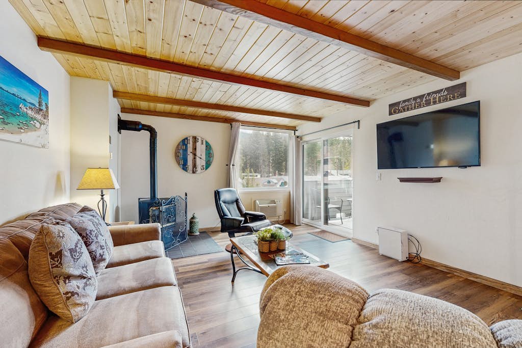 Modern condo on the lake with pool, hot tub & balcony - short walk to the beach