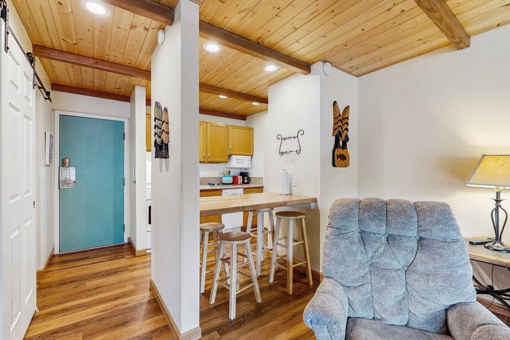 Modern condo on the lake with pool, hot tub & balcony - short walk to the beach