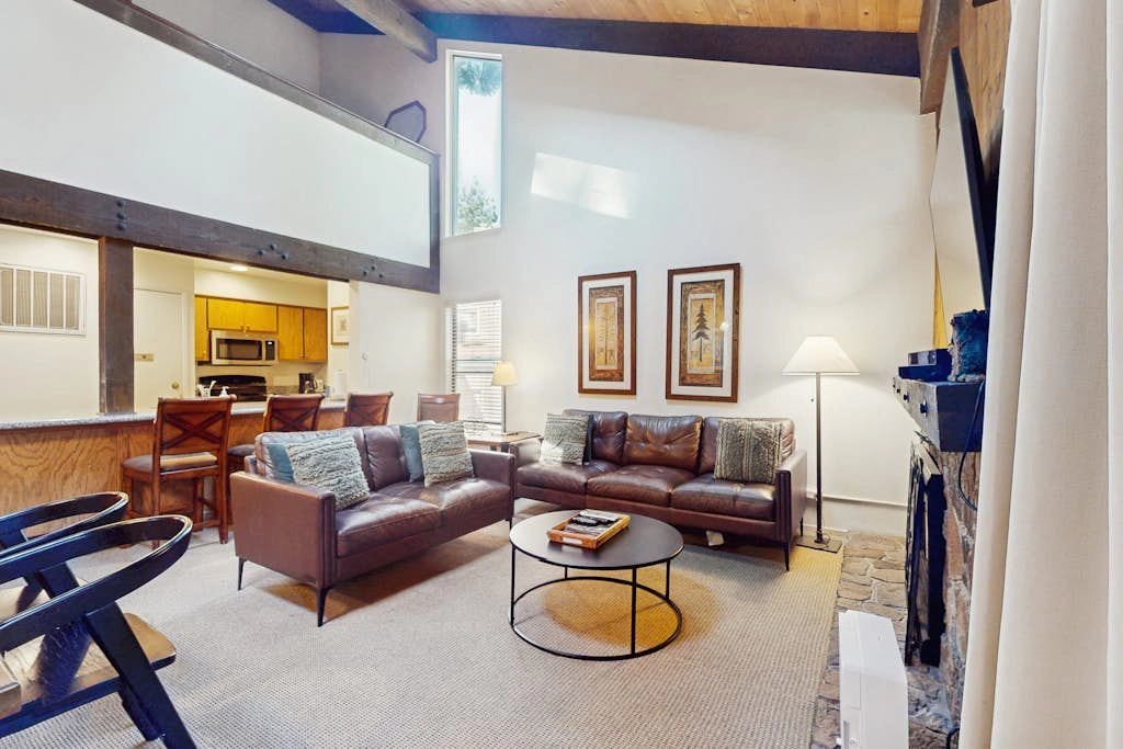 Charming Condo with WiFi, Gas Fireplace & Shared Pools/Hot Tub/Nearby Beach