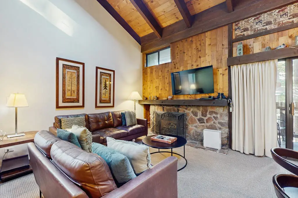 Charming Condo with WiFi, Gas Fireplace & Shared Pools, Hot Tub, & Nearby Beach