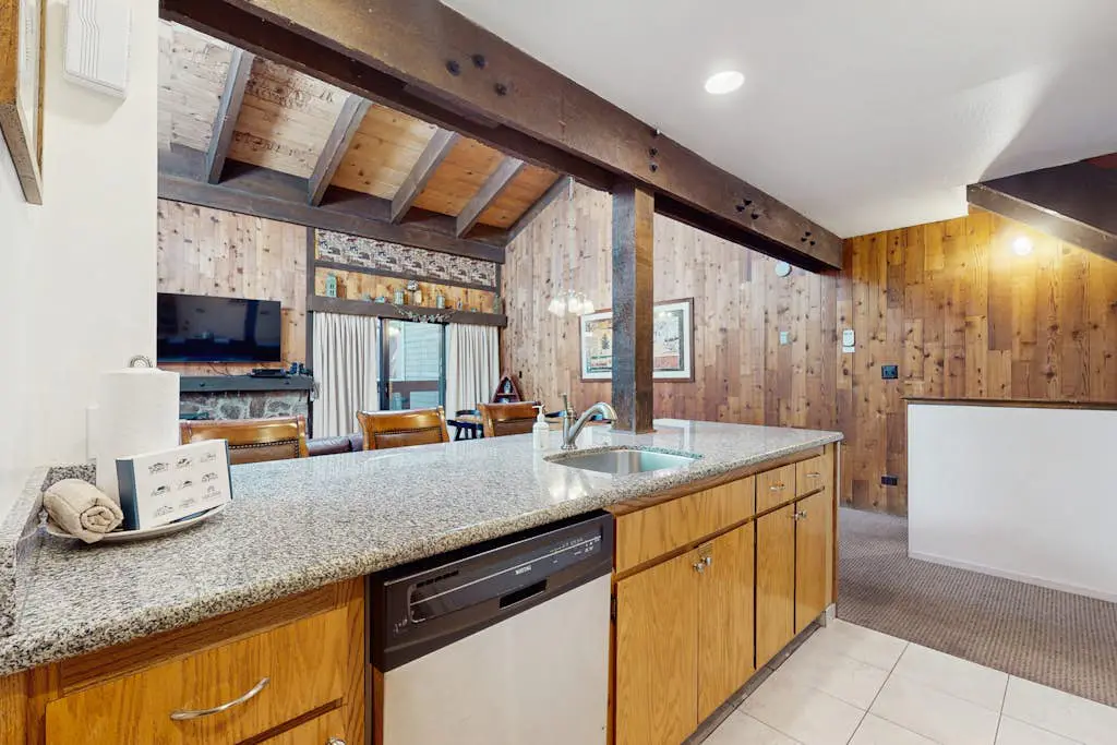 Charming Condo with WiFi, Gas Fireplace & Shared Pools, Hot Tub, & Nearby Beach