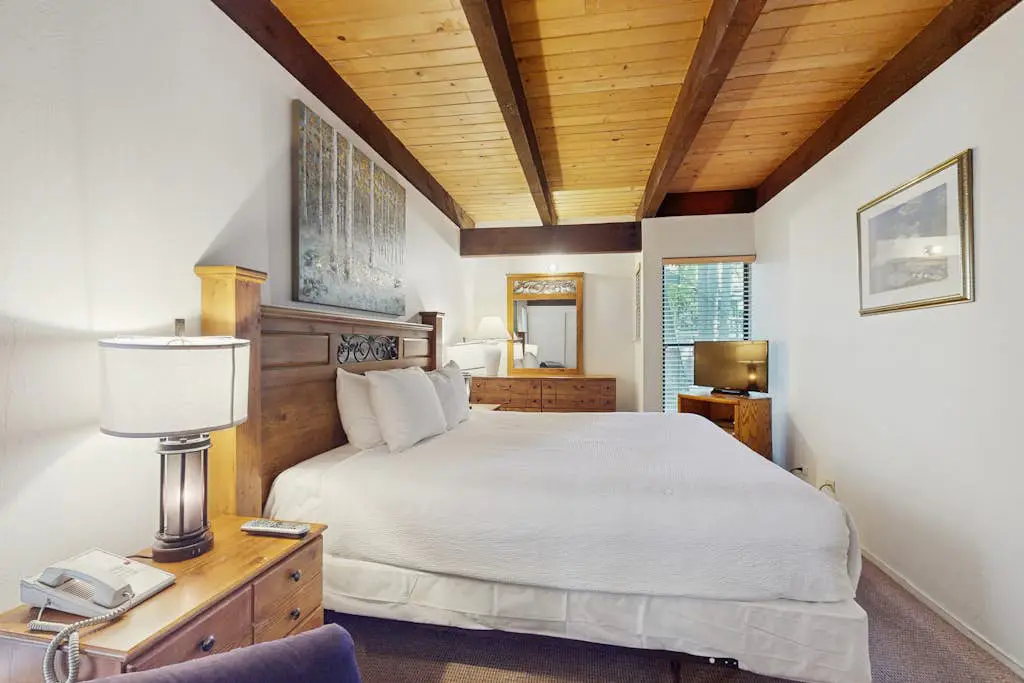 Charming Condo with WiFi, Gas Fireplace & Shared Pools, Hot Tub, & Nearby Beach