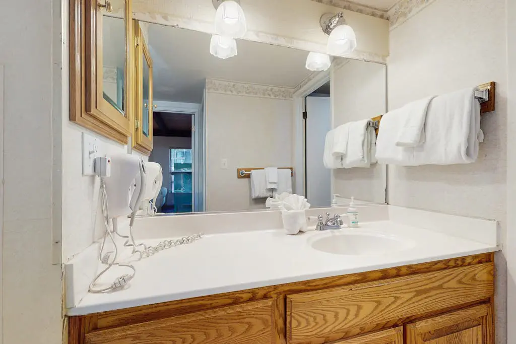 Charming Condo with WiFi, Gas Fireplace & Shared Pools, Hot Tub, & Nearby Beach