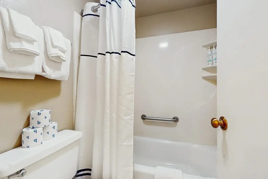 Charming Condo with WiFi, Gas Fireplace & Shared Pools, Hot Tub, & Nearby Beach