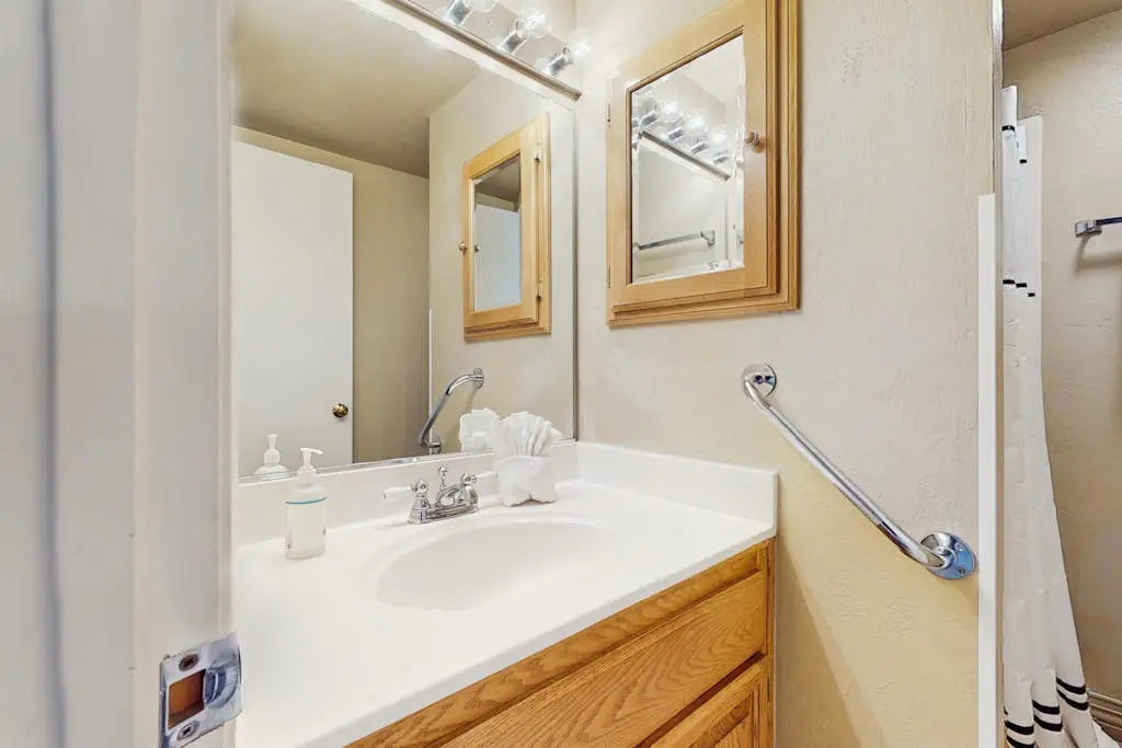 Charming Condo with WiFi, Gas Fireplace & Shared Pools, Hot Tub, & Nearby Beach