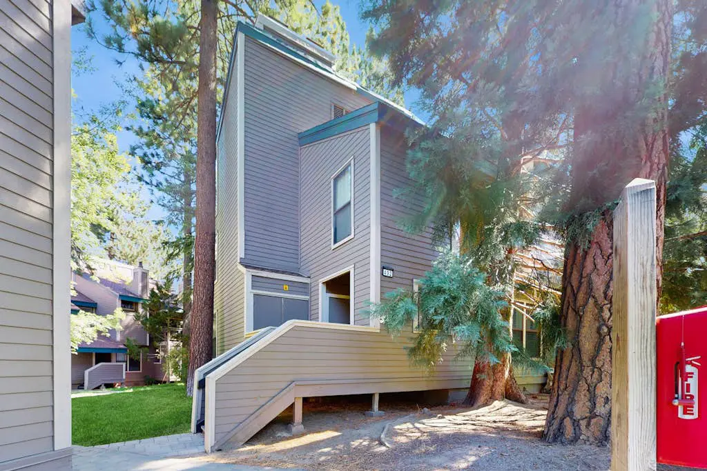 Charming Condo with WiFi, Gas Fireplace & Shared Pools, Hot Tub, & Nearby Beach