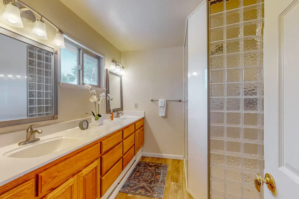 Cozy Retreat - On Golf Course, Near Skiing, Hot Tub
