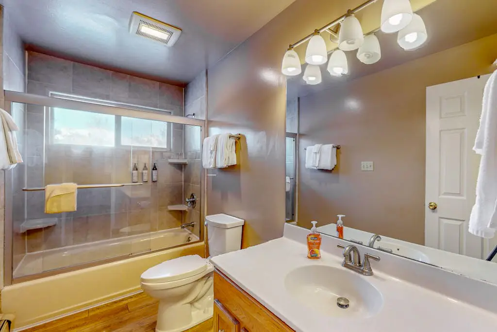 Cozy Retreat - On Golf Course, Near Skiing, Hot Tub