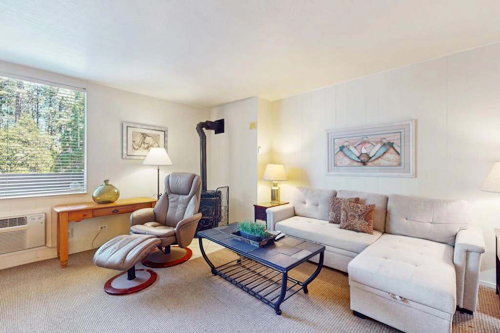 Second-floor condo with 2 shared pools, hot tub, sauna