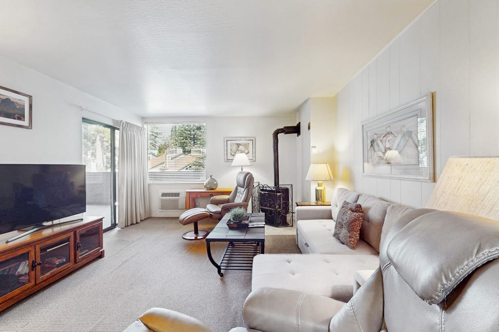 Second-floor condo with 2 shared pools, hot tub, sauna