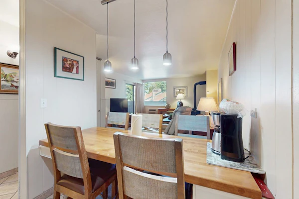 Second-floor condo with 2 shared pools, hot tub, sauna