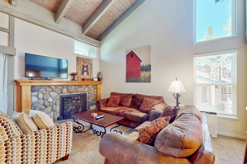 Lakeside condo w/ free WiFi & a gas fireplace plus a shared pool & hot tub