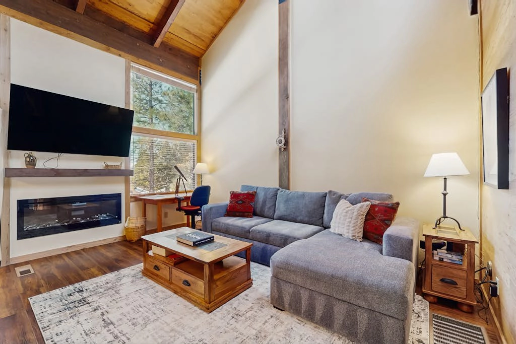 Secluded mountain-view condo with balcony, close to Northstar Village