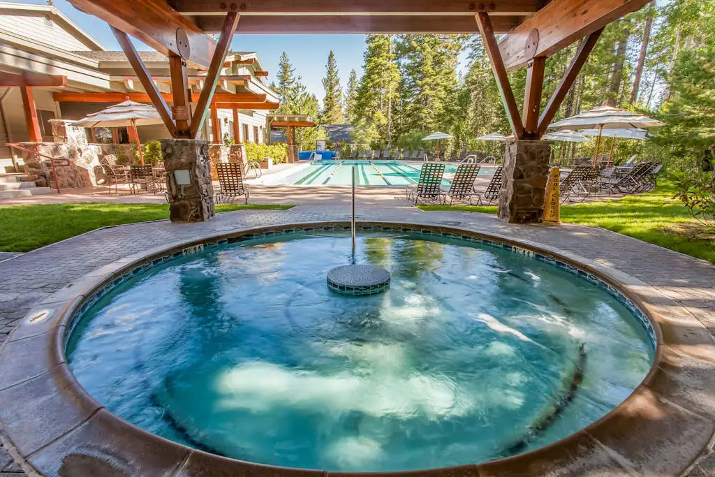 Secluded mountain-view condo with balcony, close to Northstar Village