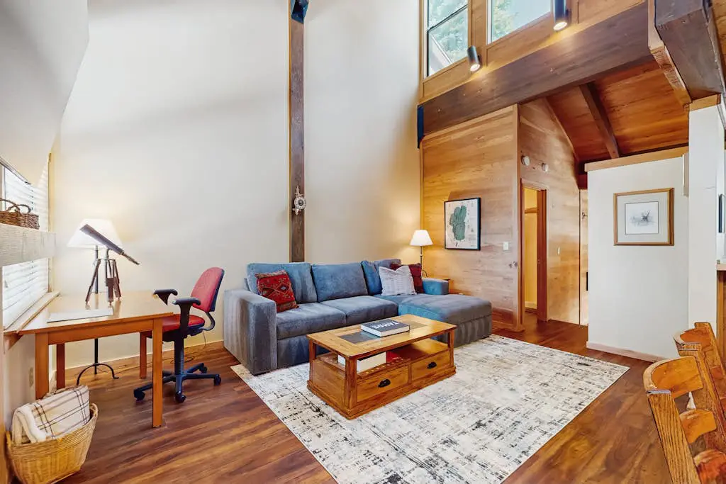 Secluded mountain-view condo with balcony, close to Northstar Village