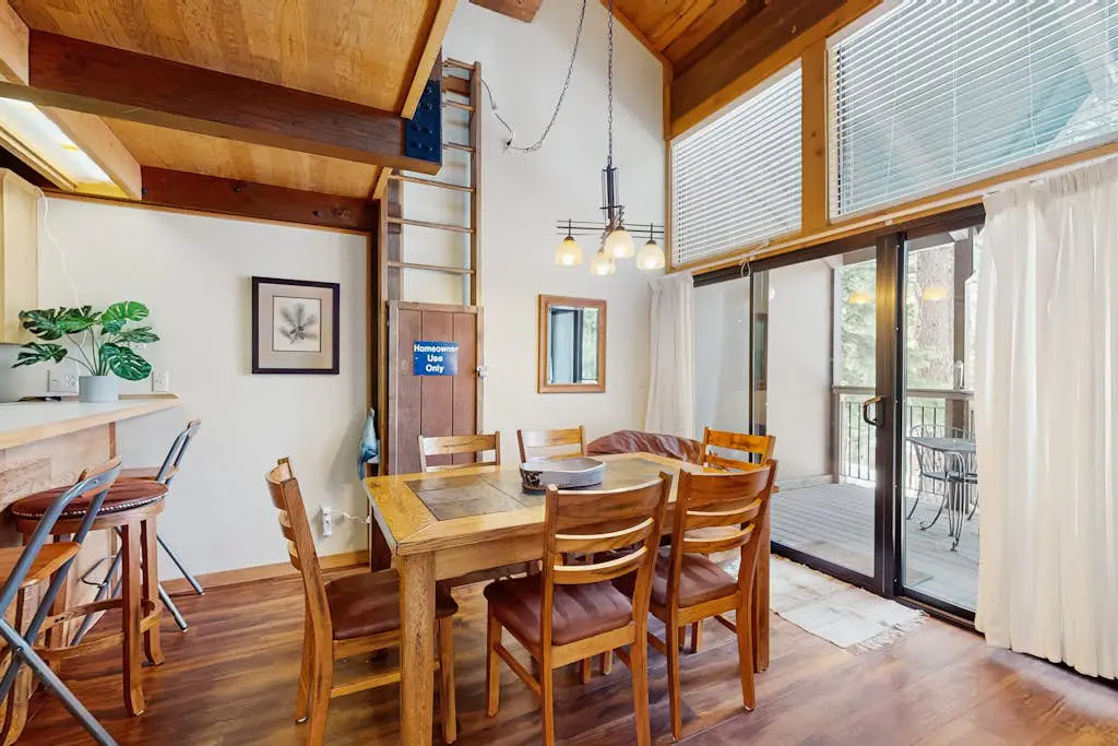 Secluded mountain-view condo with balcony, close to Northstar Village