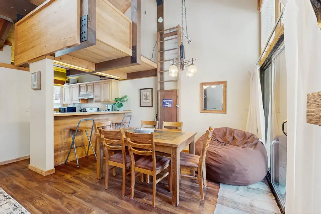 Secluded mountain-view condo with balcony, close to Northstar Village