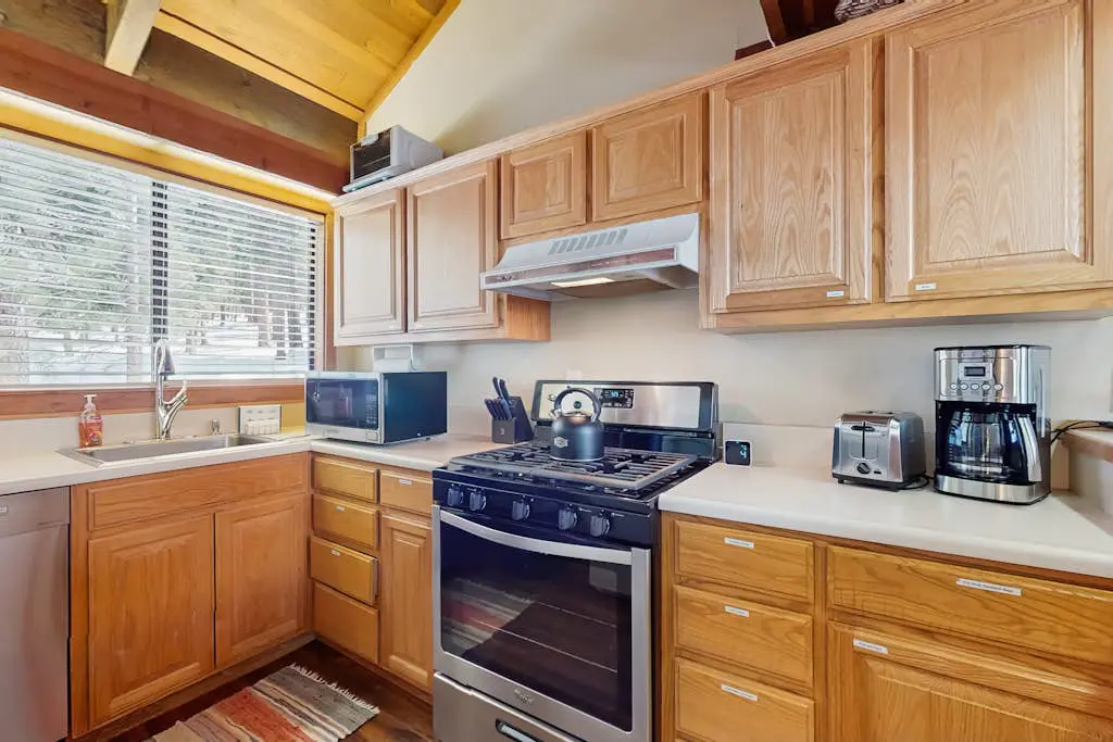 Secluded mountain-view condo with balcony, close to Northstar Village