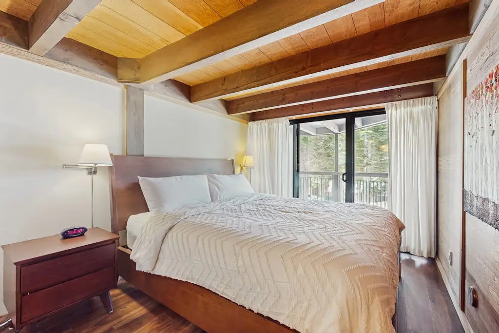 Secluded mountain-view condo with balcony, close to Northstar Village