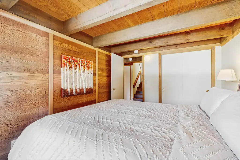 Secluded mountain-view condo with balcony, close to Northstar Village