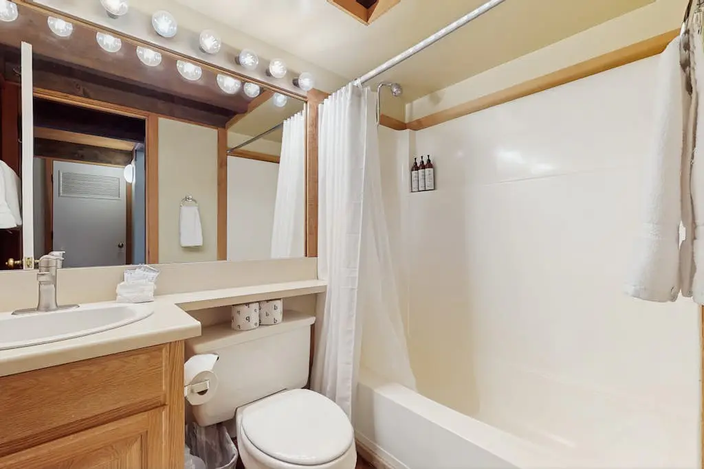 Secluded mountain-view condo with balcony, close to Northstar Village