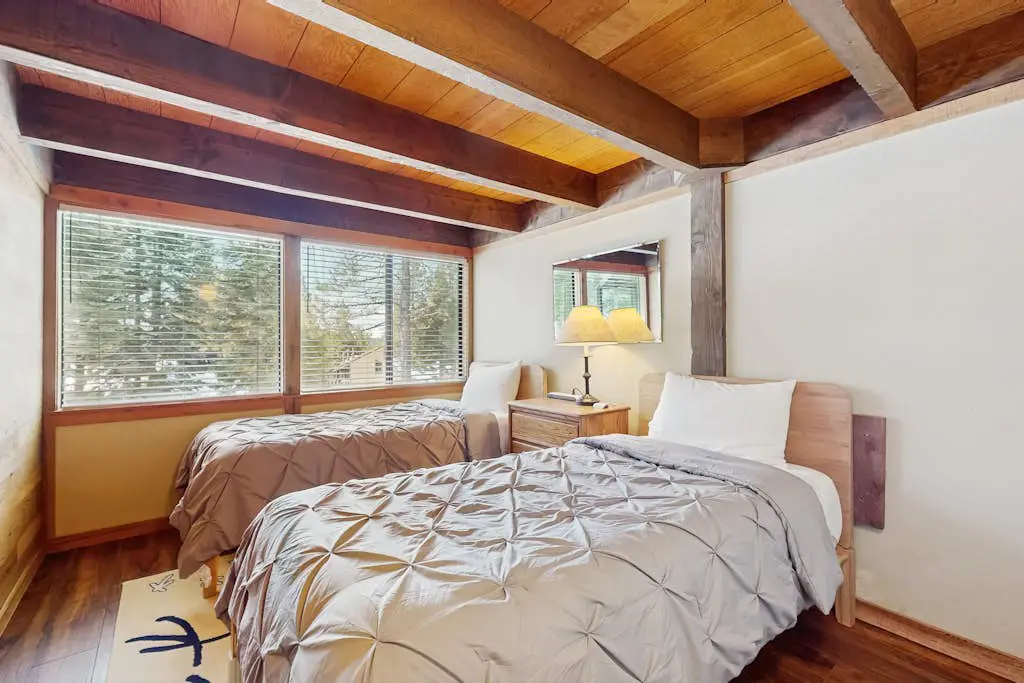 Secluded mountain-view condo with balcony, close to Northstar Village
